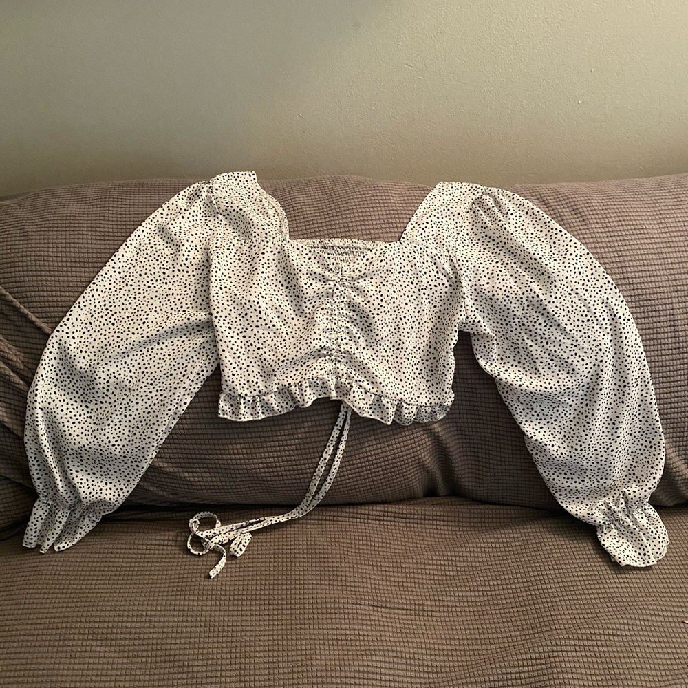 Cute ruffled crop top.